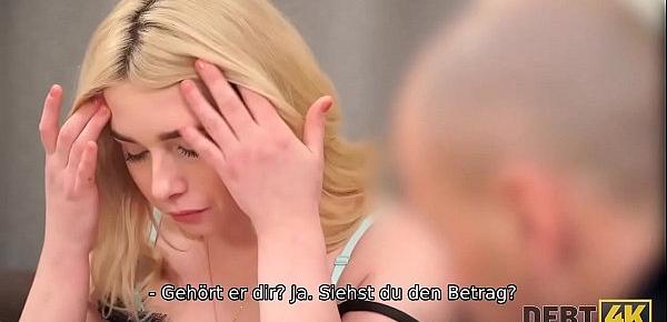 DEBT4k. Maria dient lustvollen Sammlern, um ihre Schulden loszuwerden